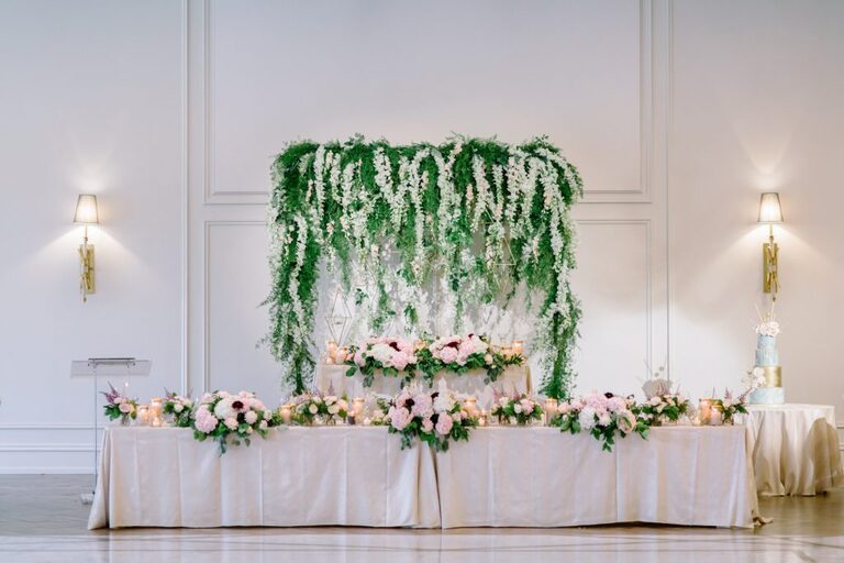 Head Table floral by Nous Design Group